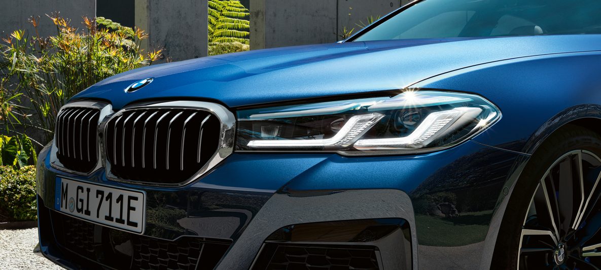 BMW Laserlicht BMW 5er Limousine G30 Facelift 2020 Phytonicblau Nahaufnahme Front