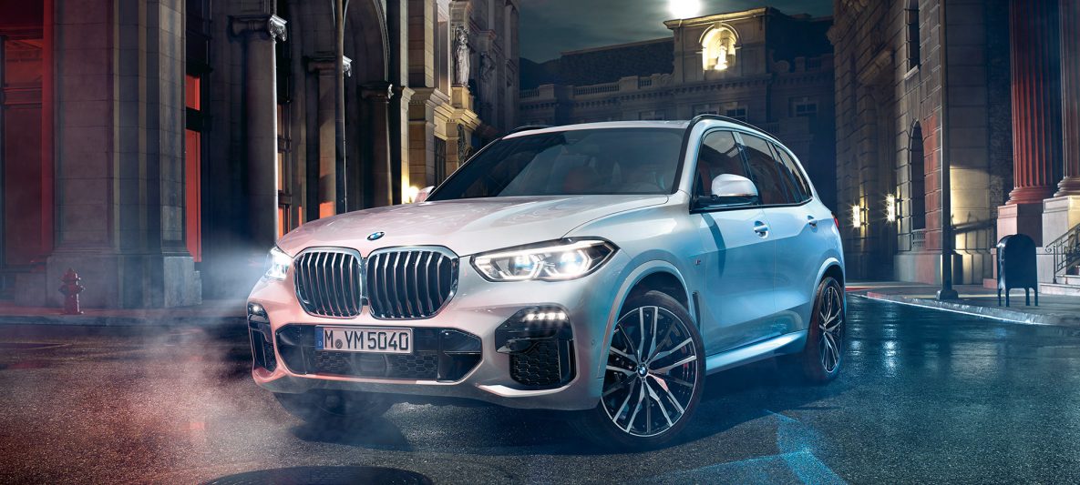 BMW X5 G05 2018 Mineralweiß metallic Dreiviertel-Frontansicht stehend bei Nacht